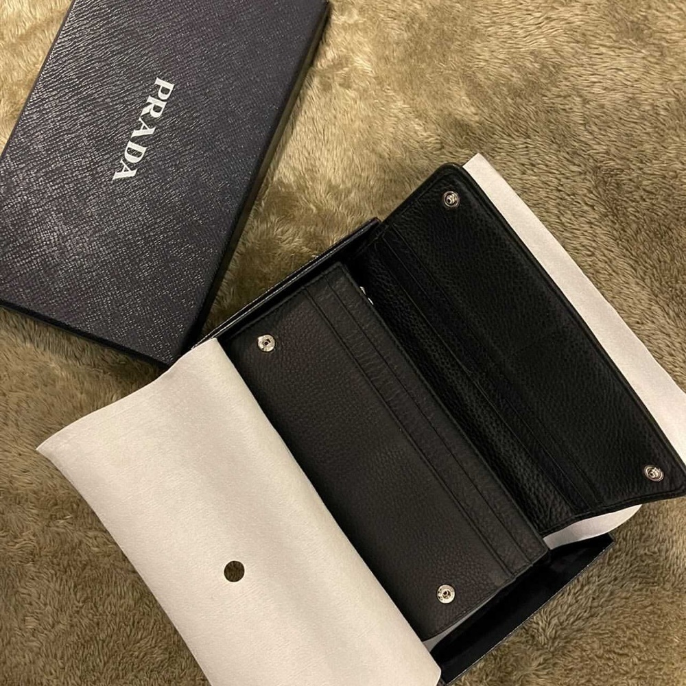 Prada wallet ( black with silver hardware ) VERY GOOD CONDITION